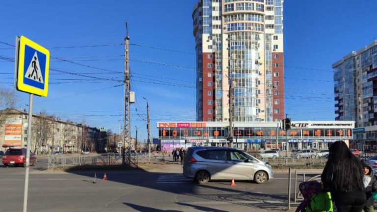 Мужчина с ребёнком на руках попал под колёса на пешеходном переходе в Ангарске